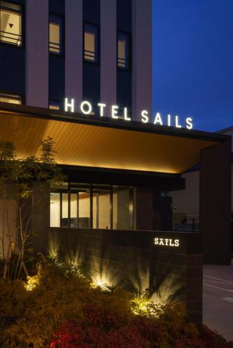 hotel sails