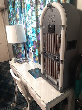 the new star motel 1950s retro lodging and retreat center