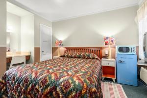 the new star motel 1950s retro lodging and retreat center