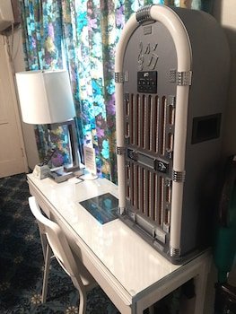 the new star motel 1950s retro lodging and retreat center