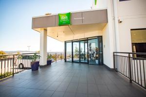 ibis styles the entrance