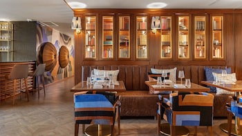 wine and books porto hotel