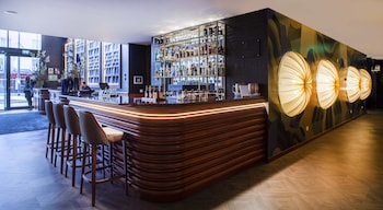wine and books porto hotel
