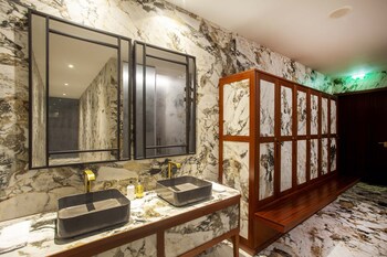 wine and books porto hotel