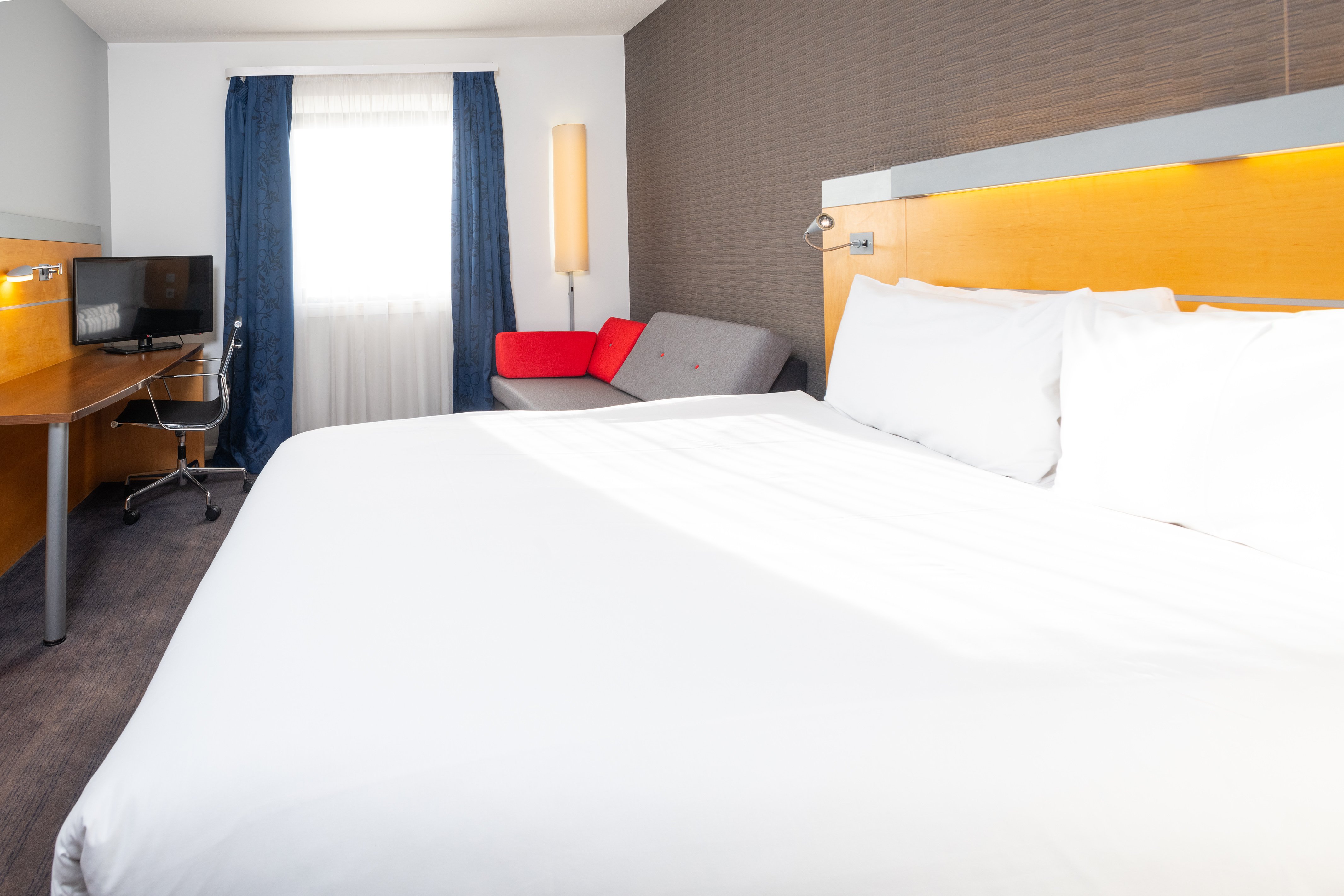 holiday inn express bedford by ihg