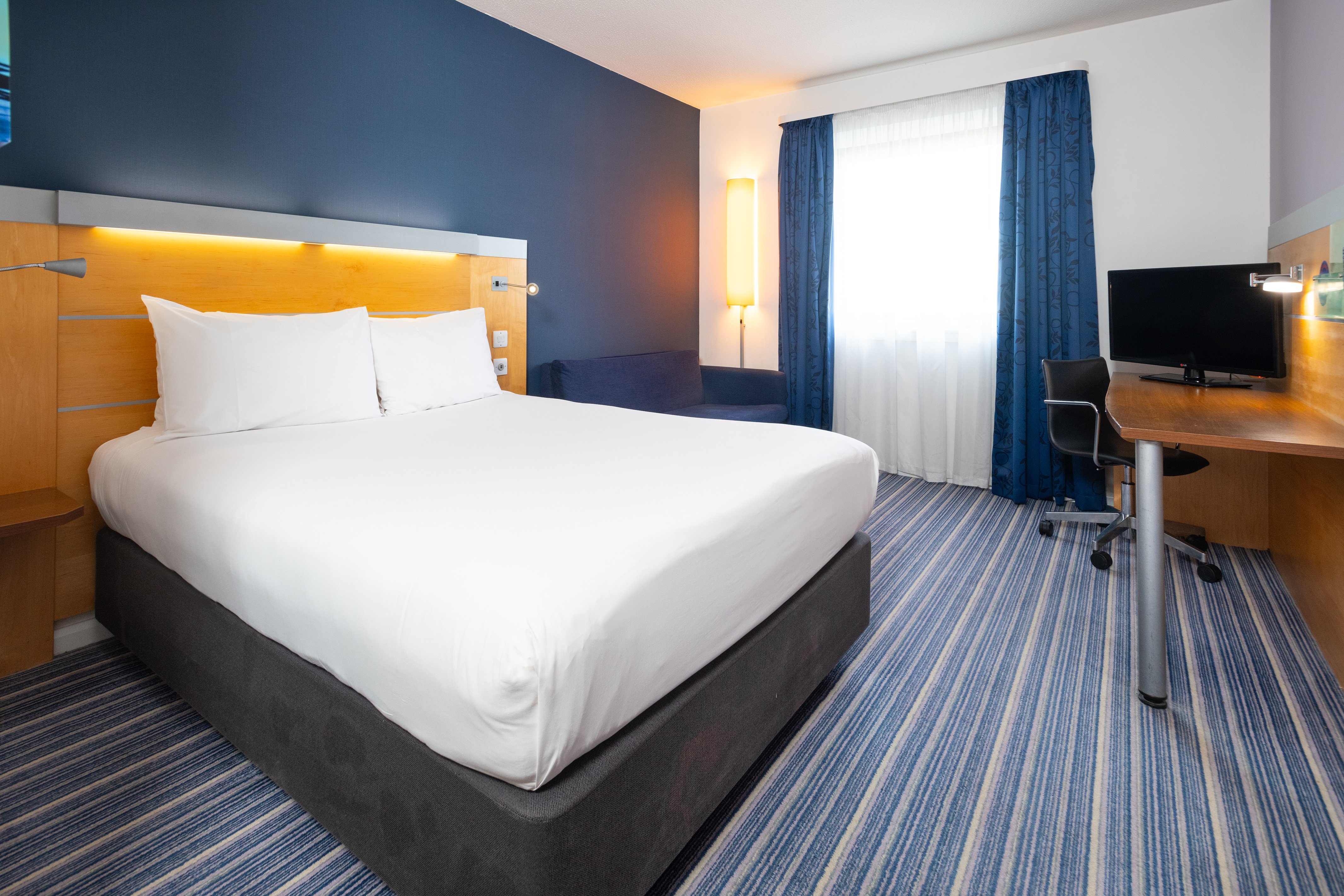 holiday inn express bedford by ihg