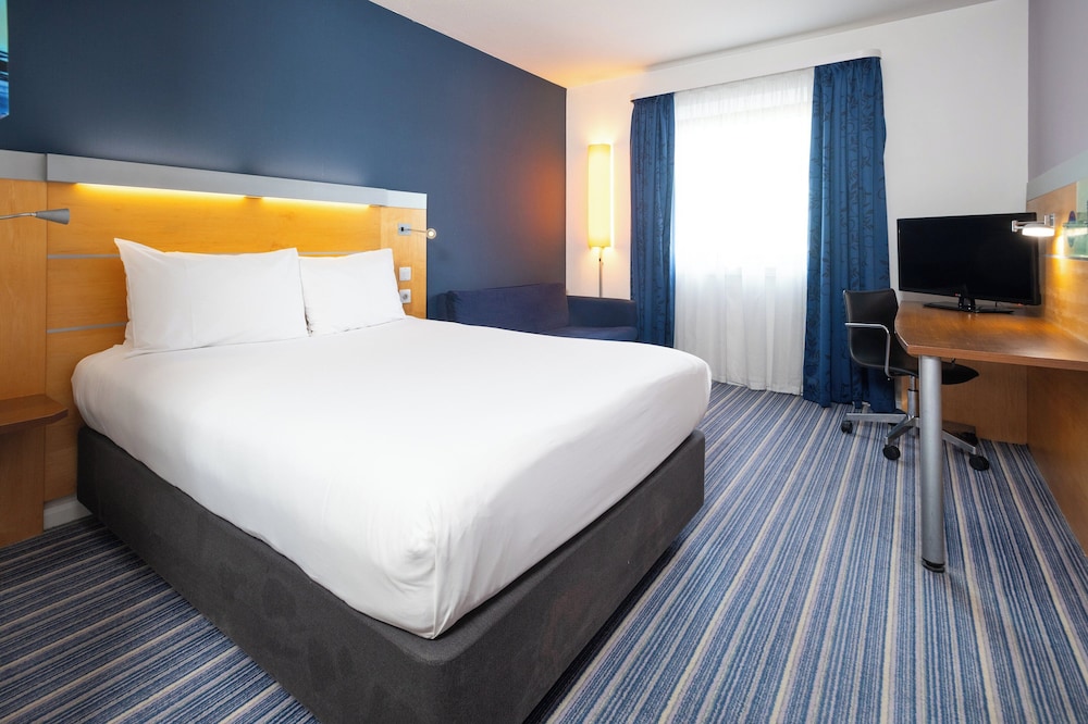 holiday inn express bedford by ihg