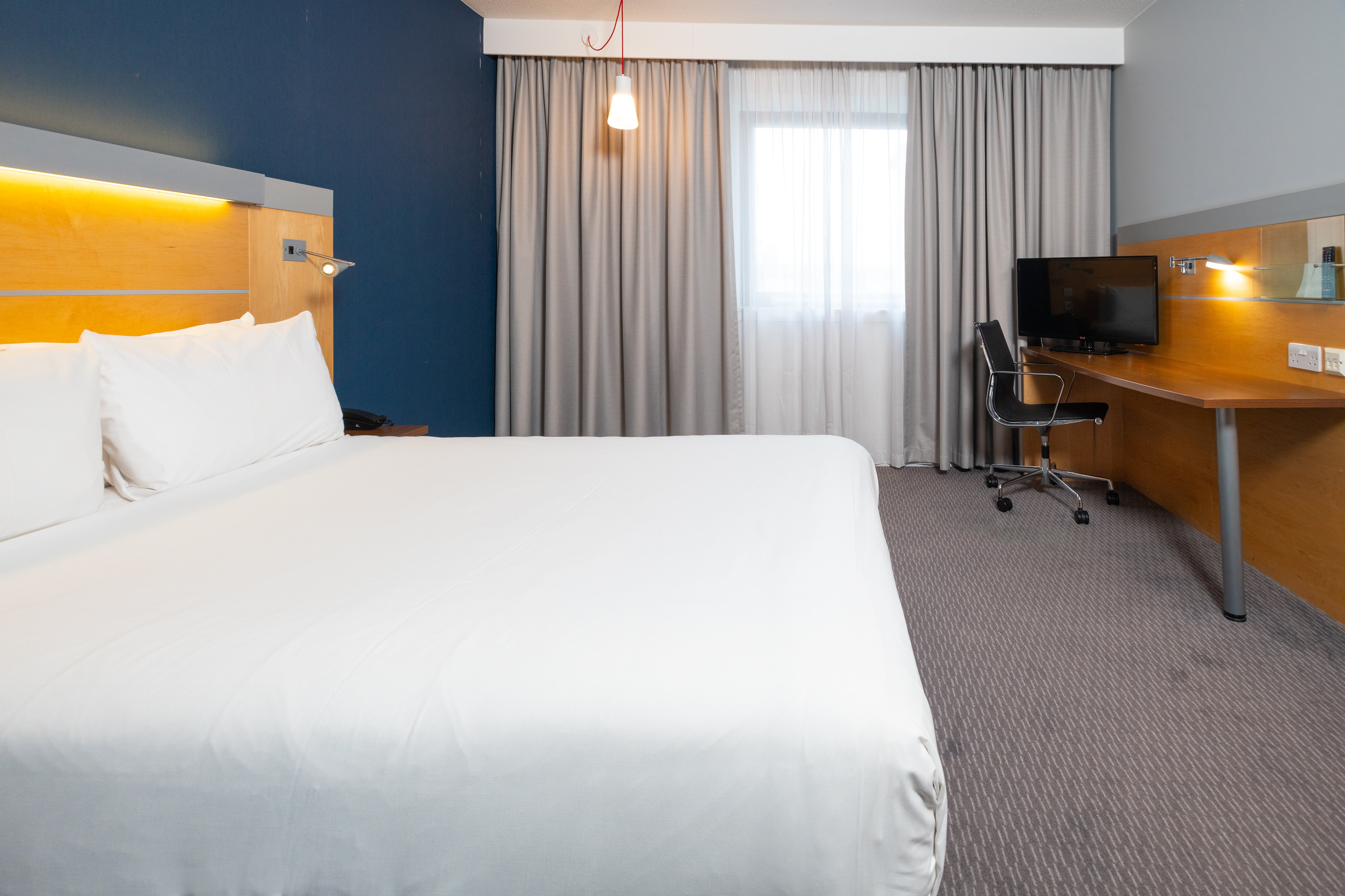 holiday inn express bedford by ihg