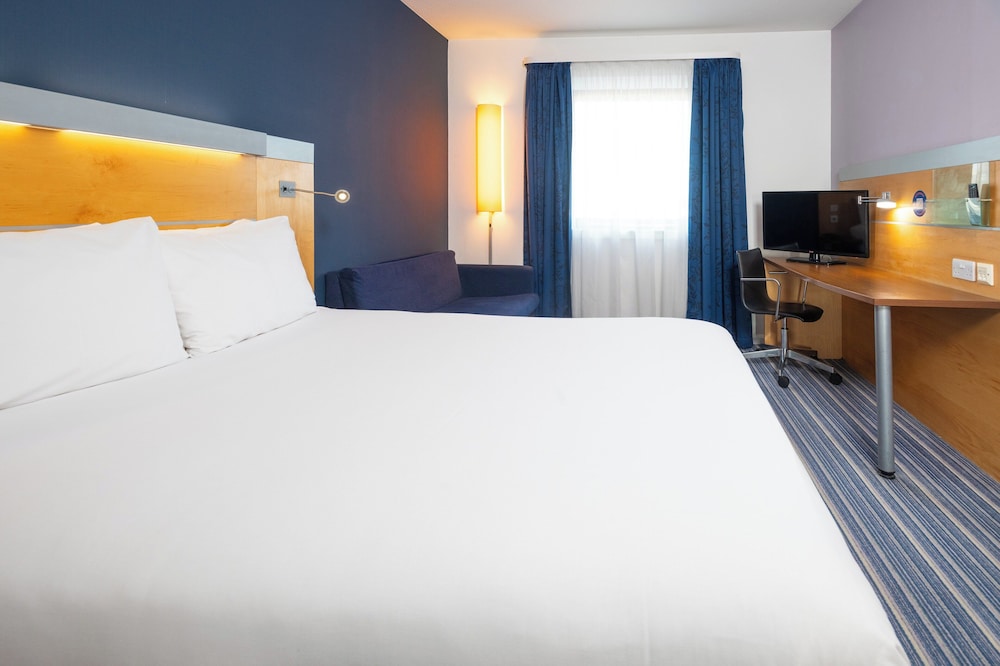 holiday inn express bedford by ihg