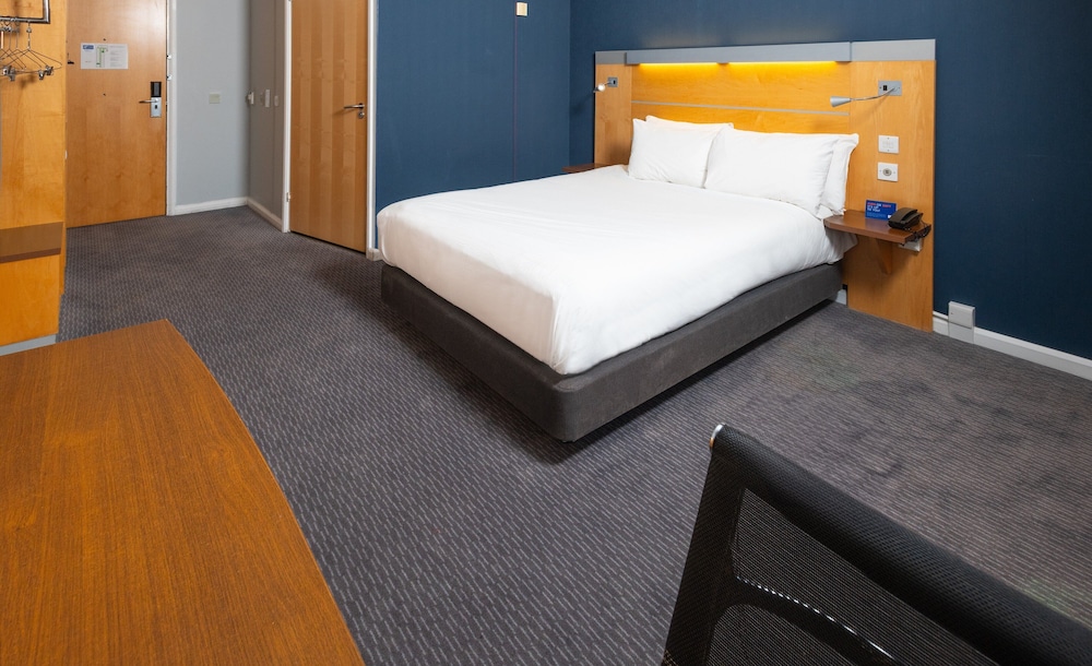 holiday inn express bedford by ihg