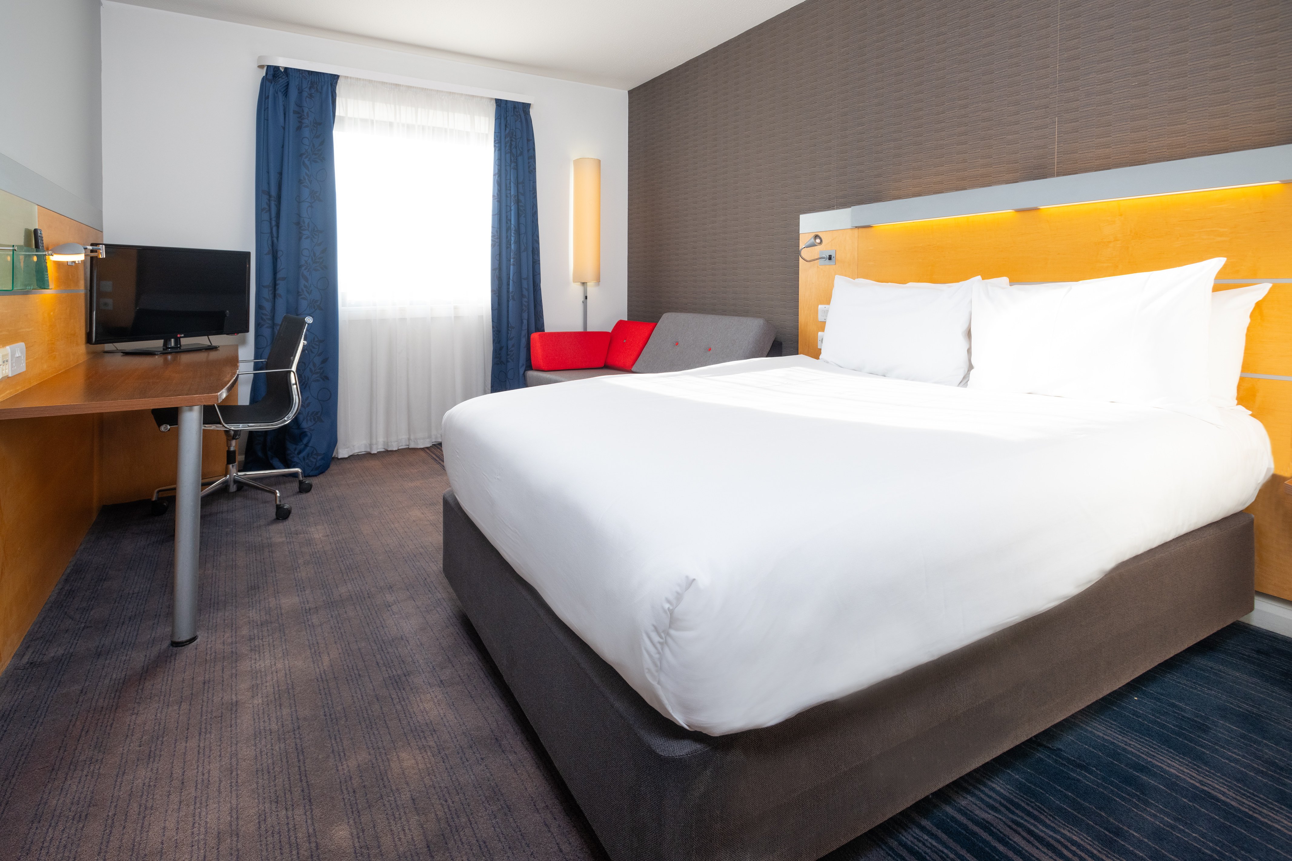 holiday inn express bedford by ihg