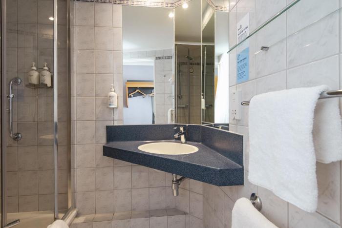 holiday inn express bedford by ihg