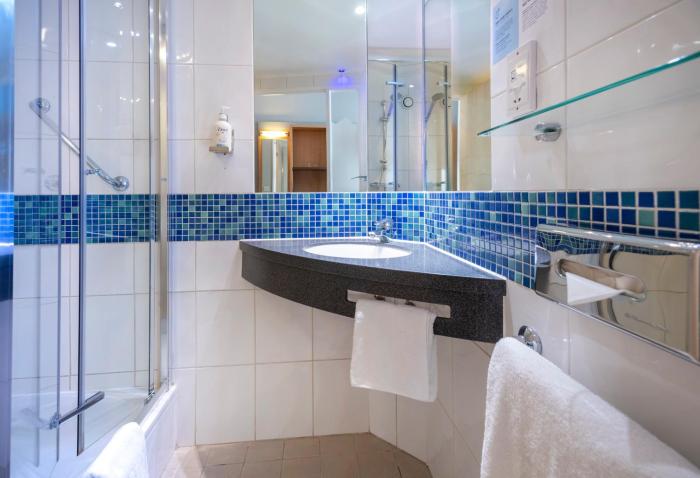 holiday inn express bedford by ihg
