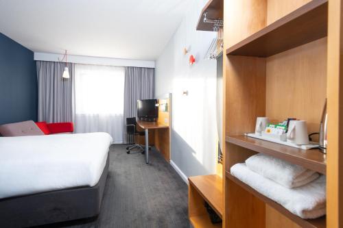 holiday inn express bedford by ihg