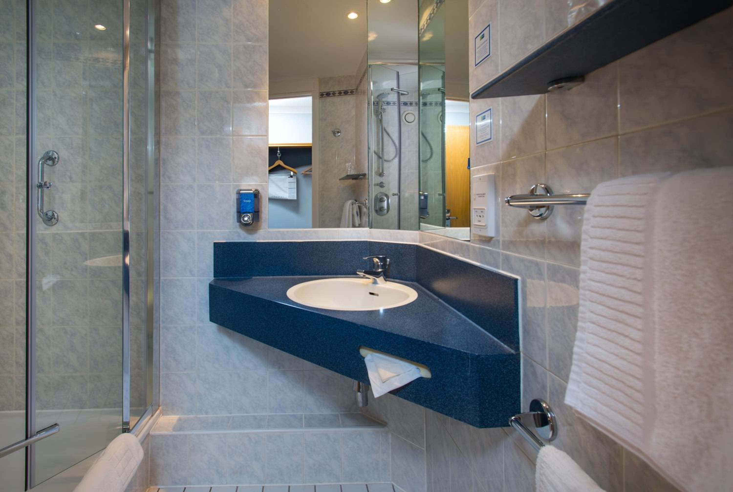 holiday inn express manchester salford quays by ihg