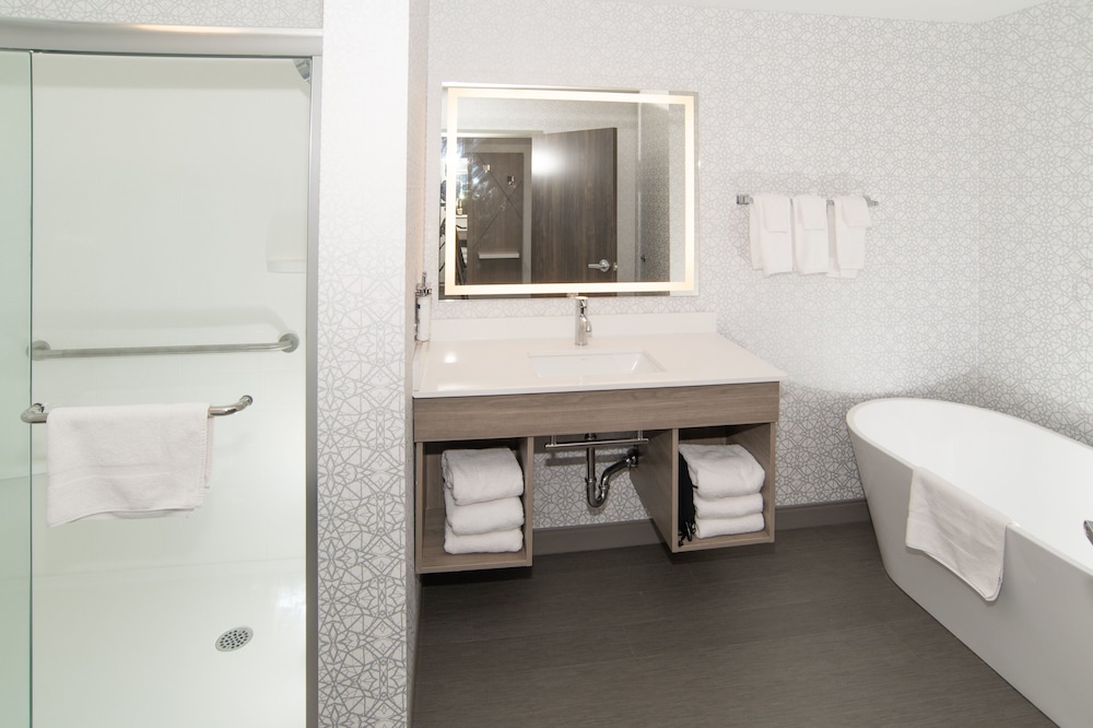 holiday inn express and suites moose jaw an ihg hotel