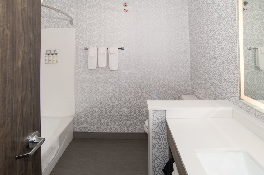 holiday inn express and suites moose jaw an ihg hotel