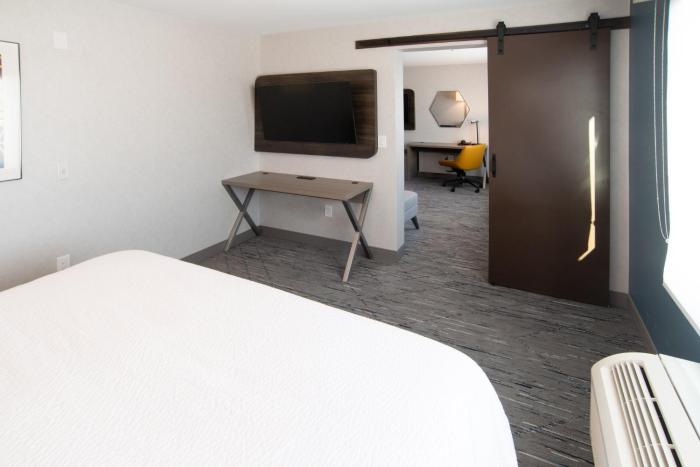 holiday inn express and suites moose jaw an ihg hotel