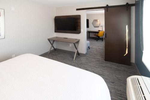 holiday inn express and suites moose jaw an ihg hotel