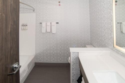 holiday inn express and suites moose jaw an ihg hotel