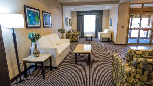 holiday inn express and suites thunder bay by ihg