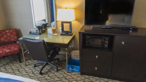 holiday inn express and suites thunder bay by ihg