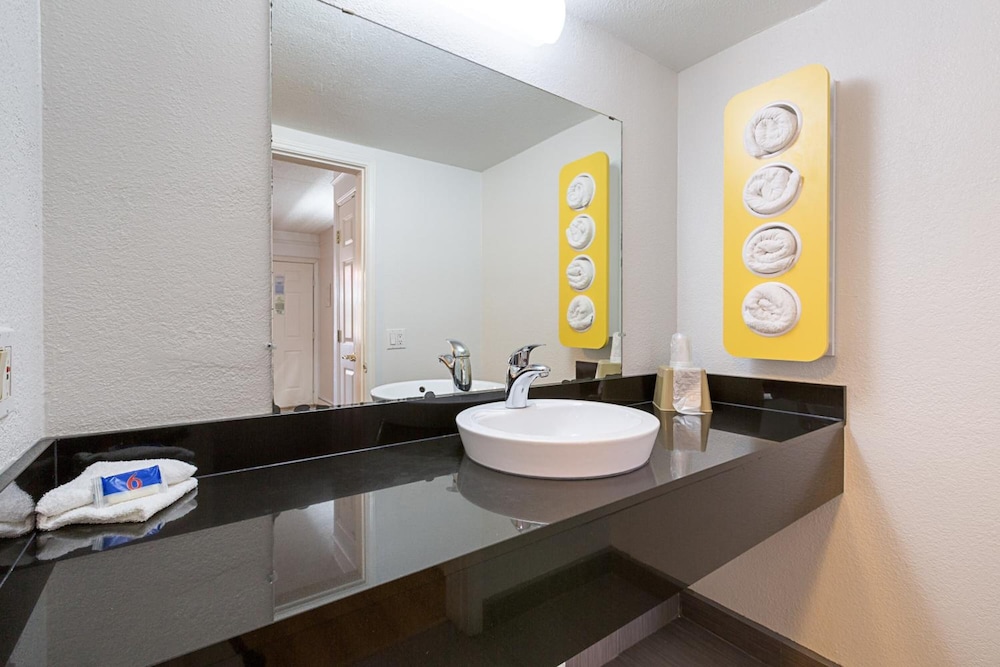 motel 6 dallas tx market center