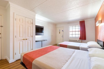 motel 6 dallas tx market center