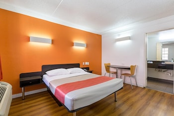 motel 6 dallas tx market center