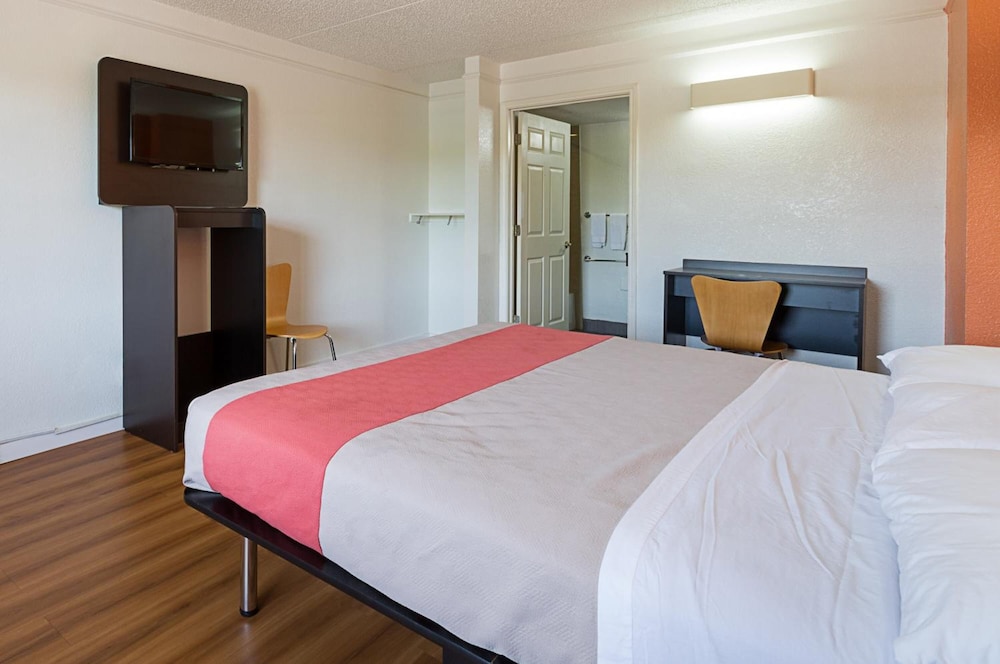 motel 6 dallas tx market center