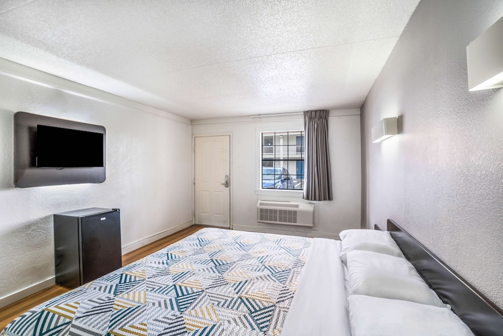 motel 6 dallas tx market center