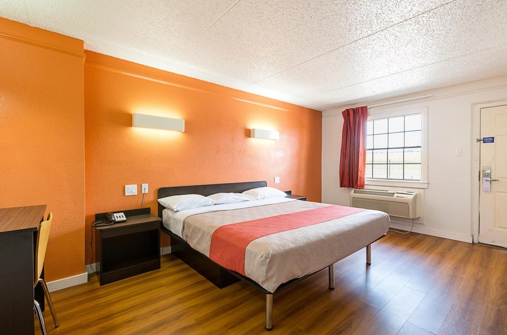 motel 6 dallas tx market center