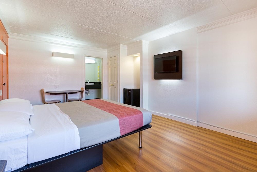 motel 6 dallas tx market center