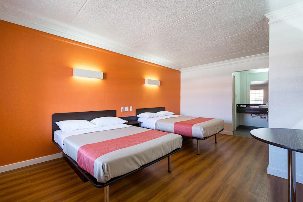 motel 6 dallas tx market center