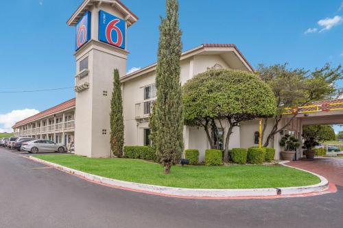 motel 6 dallas tx market center