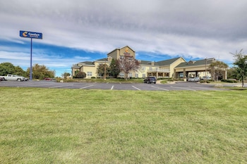 comfort suites appleton airport