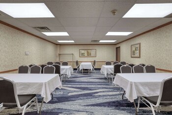 comfort suites appleton airport