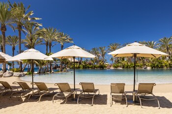 unique club at lopesan costa meloneras resort