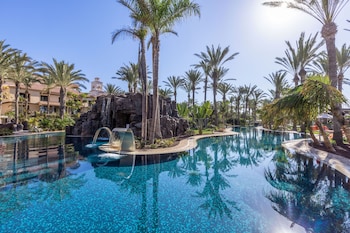 unique club at lopesan costa meloneras resort