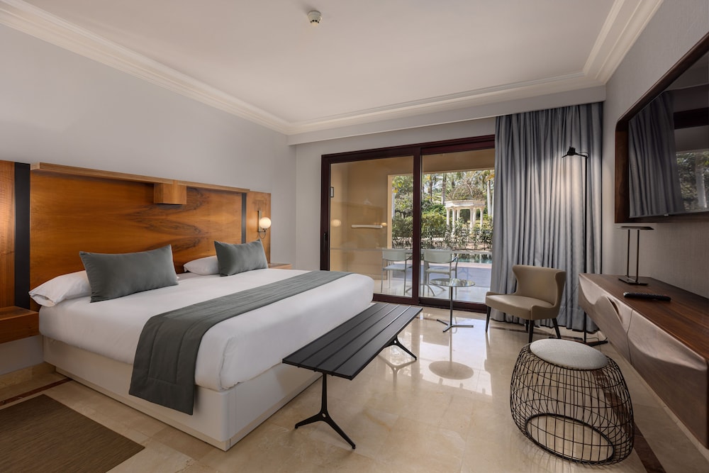unique club at lopesan costa meloneras resort