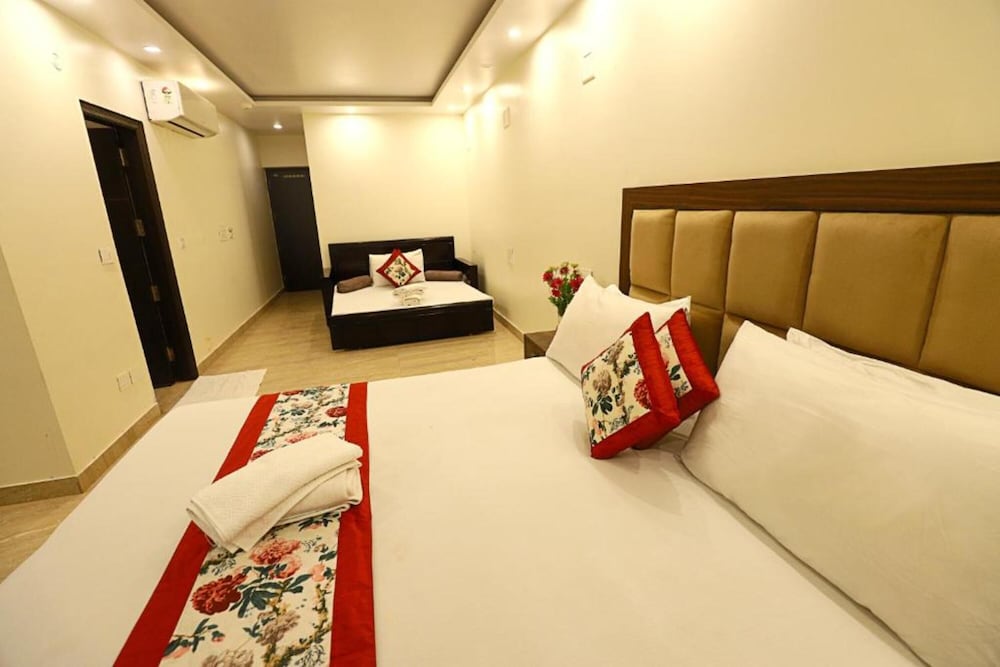 staybook atlanta new delhi train station