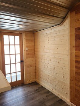 The Orchard Hostel Private Bunks,Radium Hot Springs>>Brisco,2 star
