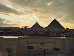 zeina pyramids inn
