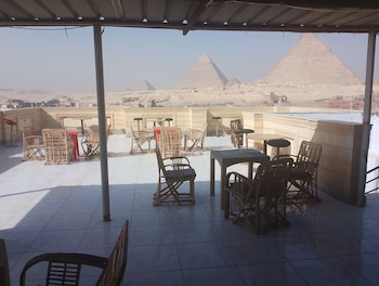 zeina pyramids inn