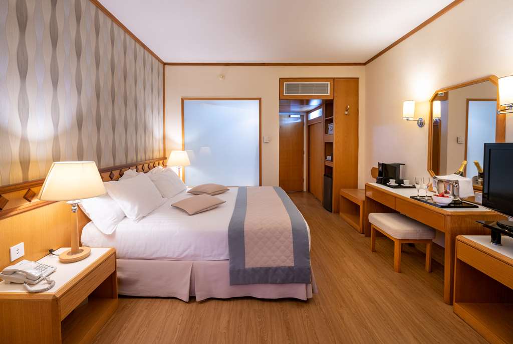 constantinou bros pioneer beach hotel