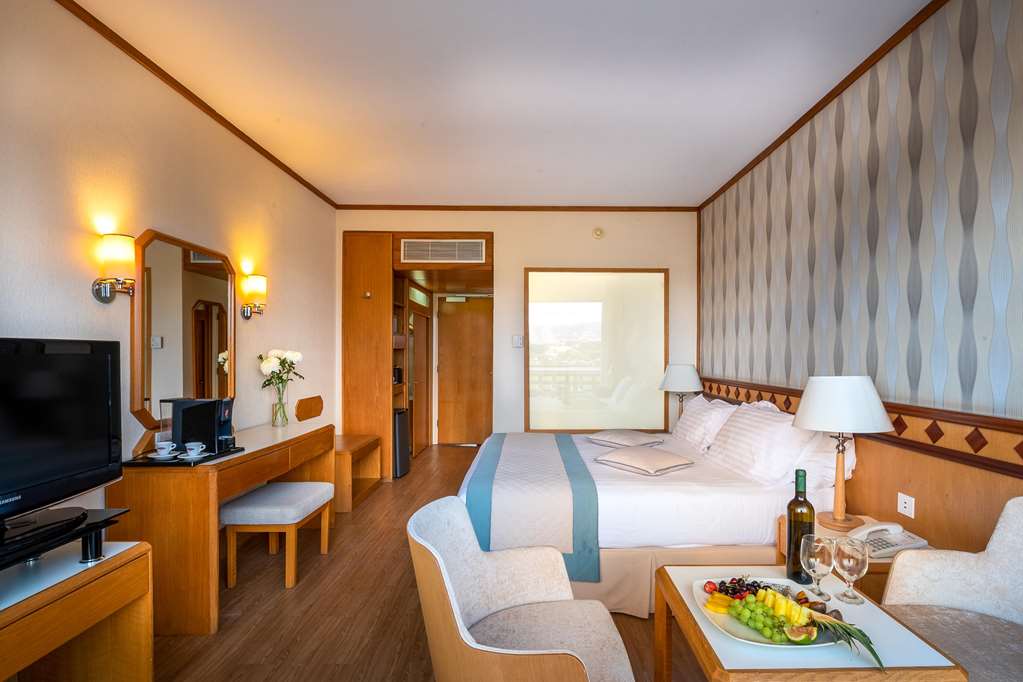 constantinou bros pioneer beach hotel
