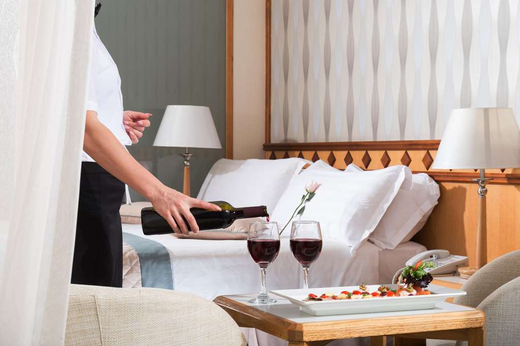 constantinou bros pioneer beach hotel