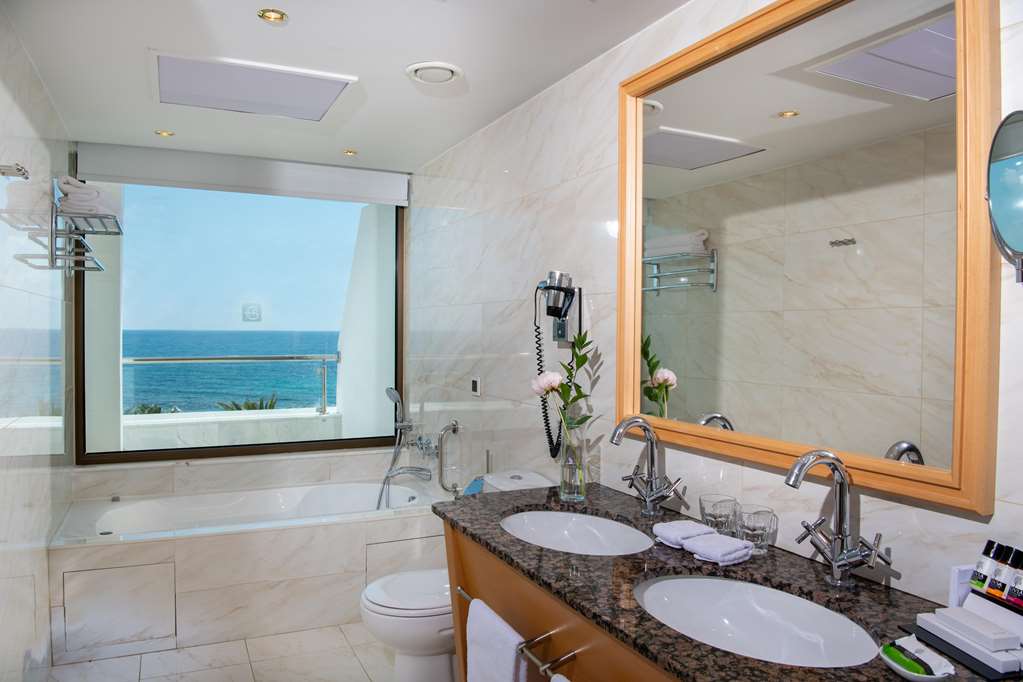 constantinou bros pioneer beach hotel