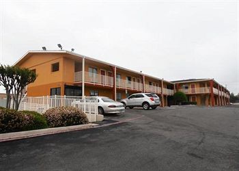 days inn and suites by wyndham arlington near six flags