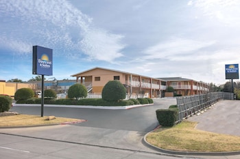Days Inn & Suites By Wyndham Arlington Near Six Flags,Dallas>>Arlington,3 star
